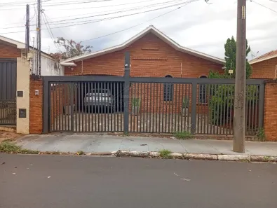 Casa com 3 Quartos à venda, 180m² no Vila Xavier (Vila Xavier), Araraquara