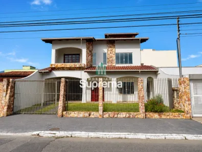 Casa com 4 Quartos para alugar, 220m² no São Judas, Itajaí