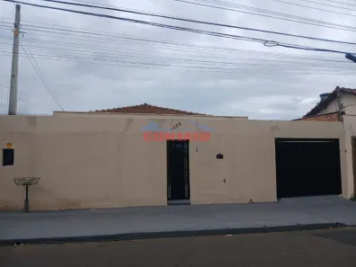 Casa com 3 Quartos para alugar, 171m² no Jardim São João Batista, São Carlos