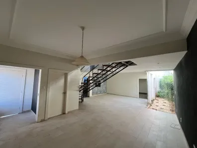 Sobrado com 3 Quartos à venda, 232m² no Dom Eduardo, Uberaba