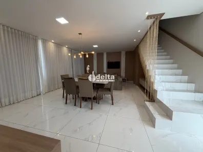 Casa com 3 Quartos para alugar, 205m² no Presidente Roosevelt, Uberlândia