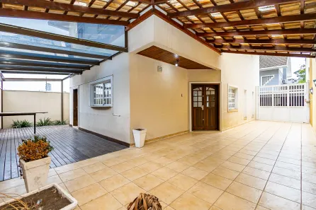 Sobrado com 5 Quartos para alugar, 250m² no Santo Inácio, Curitiba