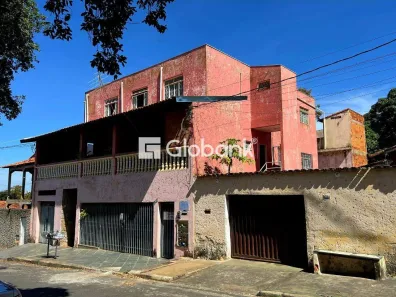 Imóvel Comercial com 10 Quartos à venda, 500m² no Conjunto Residencial JK, Montes Claros