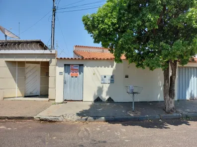 Casa com 2 Quartos para alugar, 60m² no Presidente Roosevelt, Uberlândia