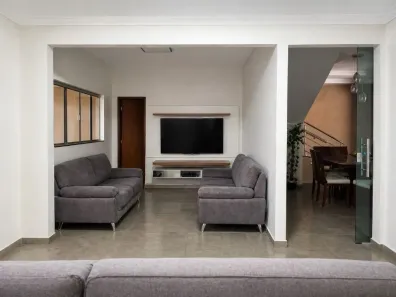 Sobrado com 7 Quartos à venda, 330m² no Jardim Balneário Meia Ponte, Goiânia