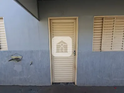 Casa com 2 Quartos para alugar, 75m² no Lagoinha, Uberlândia