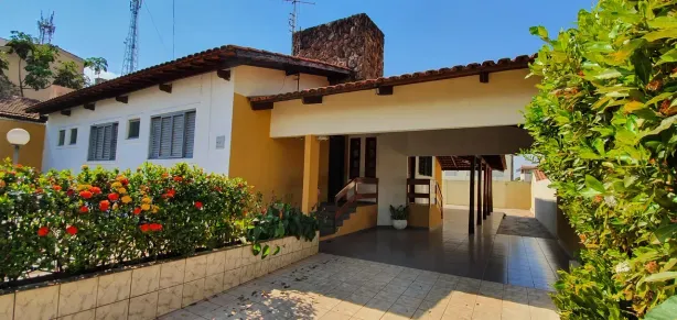 Casa com 4 Quartos à venda, 220m² no Centro, Caldas Novas