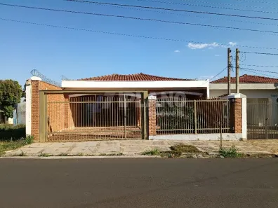 Casa com 3 Quartos para alugar, 195m² no Jardim São Carlos, São Carlos