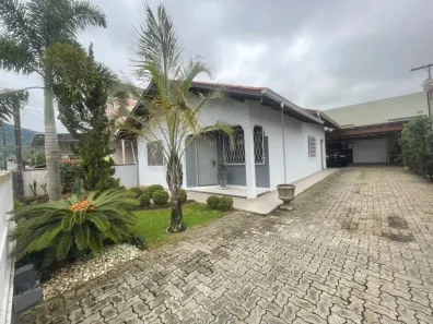 Casa com 3 Quartos para alugar, 202m² no Avaí, Guaramirim