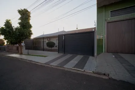 Casa com 4 Quartos à venda, 240m² no Parque das Bandeiras, Maringá