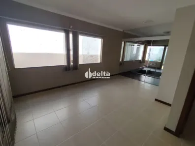 Casa com 3 Quartos para alugar, 250m² no Jardim Karaíba, Uberlândia