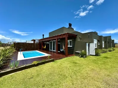 Casa de Condomínio com 4 Quartos à venda, 220m² no XANGRI-LÁ, Xangri-Lá