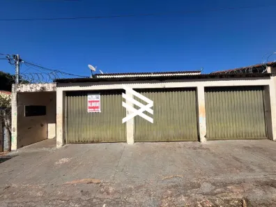 Casa com 3 Quartos para alugar, 60m² no Jardim das Palmeiras, Uberlândia