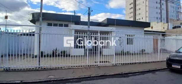 Prédio Comercial com 5 Quartos à venda, 200m² no Centro, Montes Claros