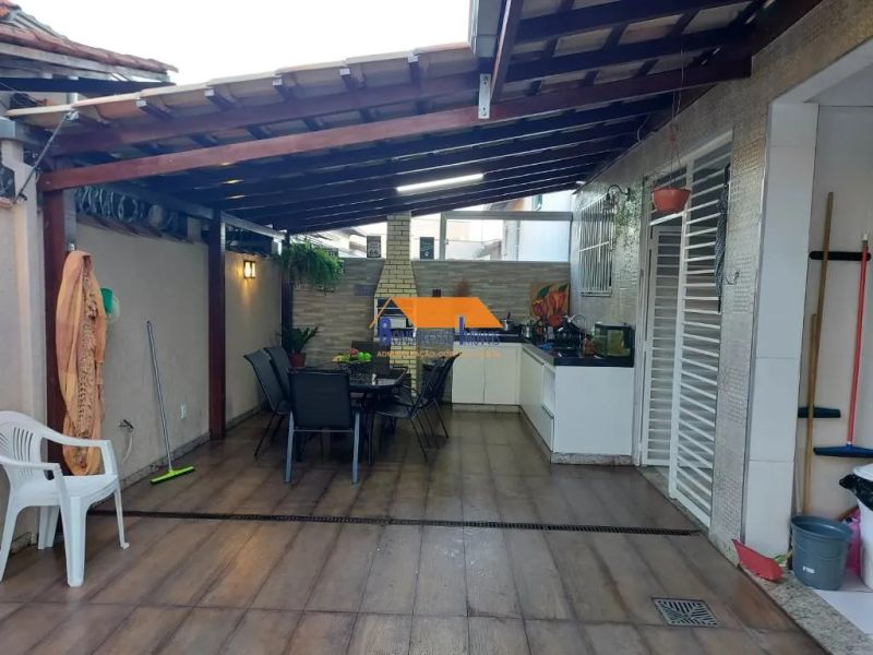 Casa com 4 quartos — Heliópolis, Belo Horizonte