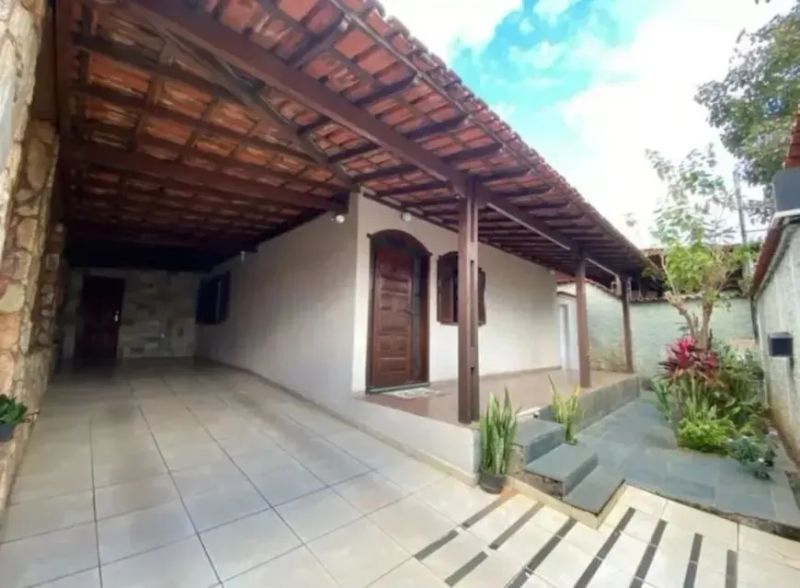 Casa com 4 quartos — Santa Mônica, Belo Horizonte