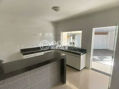 Casa com 3 Quartos para alugar, 200m² no Tibery, Uberlândia