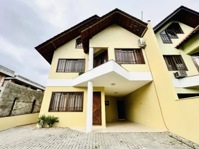 Casa com 4 Quartos para alugar, 180m² no Atiradores, Joinville