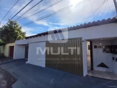Casa com 2 Quartos para alugar, 100m² no Santa Mônica, Uberlândia