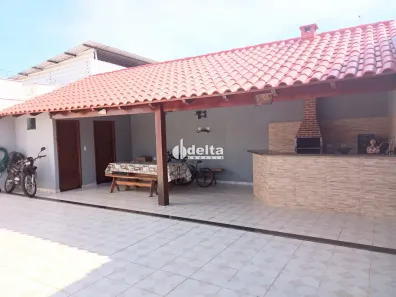 Casa com 3 Quartos à venda, 255m² no Vila Satélite, Uberlândia