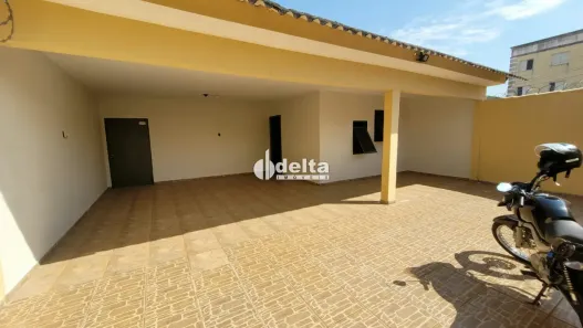 Casa com 3 Quartos para alugar, 170m² no Santa Mônica, Uberlândia
