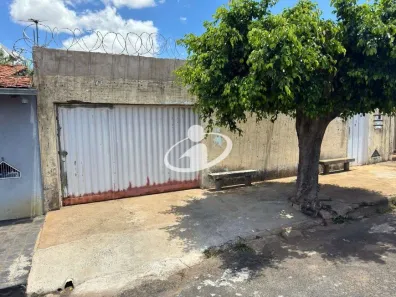 Casa com 3 Quartos para alugar, 150m² no Carajás, Uberlândia