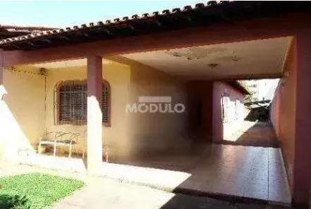 Casa com 3 Quartos para alugar, 250m² no Centro, Uberlândia
