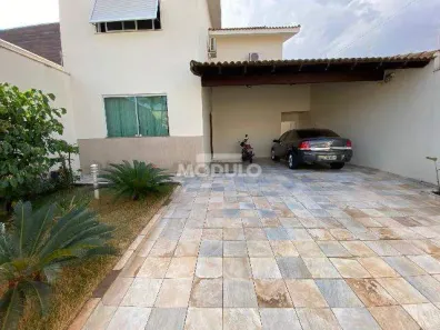 Casa com 5 Quartos para alugar, 450m² no Presidente Roosevelt, Uberlândia