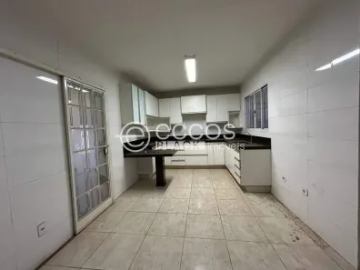 Casa com 3 Quartos à venda, 220m² no Cidade Jardim, Uberlândia