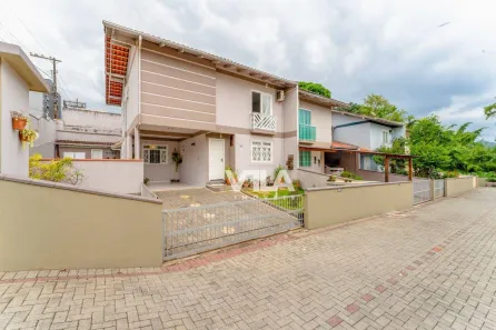 Sobrado com 3 Quartos à venda, 220m² no Água Verde, Blumenau