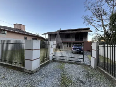 Casa com 3 Quartos para alugar, 180m² no Comasa, Joinville