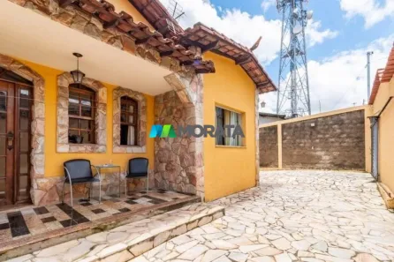 Casa com 3 Quartos à venda, 220m² no João Pinheiro, Belo Horizonte