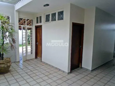 Casa com 4 Quartos para alugar, 260m² no Nossa Senhora Aparecida, Uberlândia
