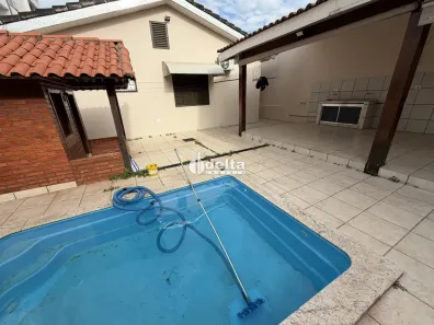 Casa com 3 Quartos para alugar, 250m² no Tabajaras, Uberlândia