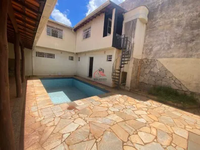Casa com 3 Quartos para alugar, 189m² no São Benedito, Uberaba