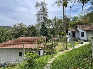 Casa com 3 Quartos para alugar, 10m² no Duarte Silveira, Petrópolis