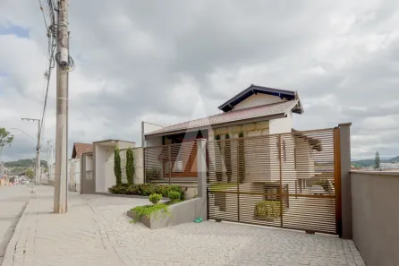 Casa com 3 Quartos para alugar, 252m² no Floresta, Joinville
