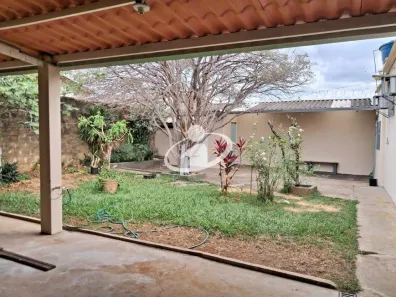 Casa com 3 Quartos para alugar, 215m² no Brasil, Uberlândia