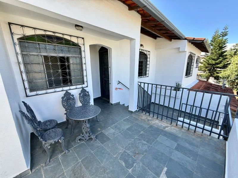 Casa com 3 quartos — Santa Mônica, Belo Horizonte