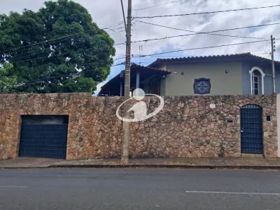 Casa com 4 Quartos para alugar, 245m² no Tabajaras, Uberlândia