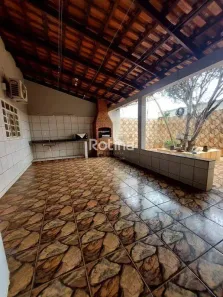 Casa com 4 Quartos à venda, 304m² no Segismundo Pereira, Uberlândia