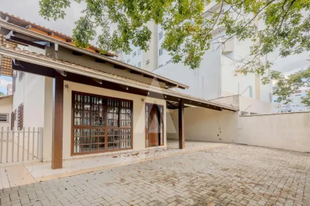 Casa com 4 Quartos para alugar, 218m² no América, Joinville