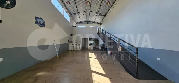Galpão/Depósito/Armazém para alugar, 180m² no Nossa Senhora Aparecida, Uberlândia