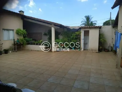 Casa com 3 Quartos à venda, 300m² no São Jorge, Uberlândia