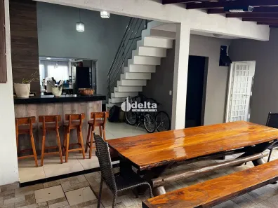 Casa com 4 Quartos à venda, 220m² no Jardim Ipanema, Uberlândia