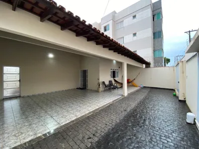 Casa com 3 Quartos à venda, 245m² no Santa Mônica, Uberlândia