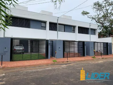 Casa com 3 Quartos para alugar, 157m² no Jardim Karaíba, Uberlândia