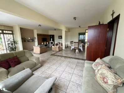 Prédio Comercial com 3 Quartos à venda, 629m² no Santa Mônica, Uberlândia