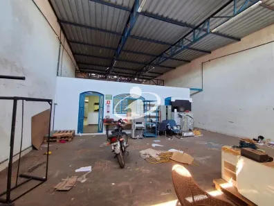 Casa com 2 Quartos para alugar, 250m² no Jardim Patrícia, Uberlândia