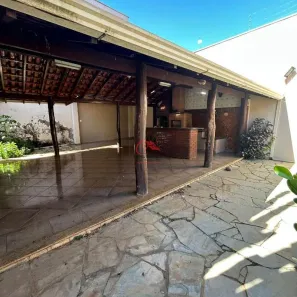 Casa com 3 Quartos para alugar, 219m² no Jardim São Bento, Uberaba